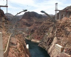 Tilta celtniecba lejpus Hoover Dam