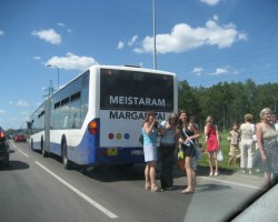 shitas ir tas pats autobuss, kuru Voldinsh no riita centraa fokeeja..nobruka:)